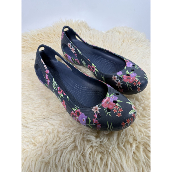 Crocs Botanical Floral Design Women’s Size 8 Navy Blue Comfy Shoes Slip On Flats - Picture 3 of 9